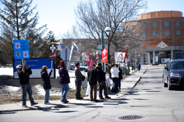 Manifestation devant l’hôpital du Lakeshore