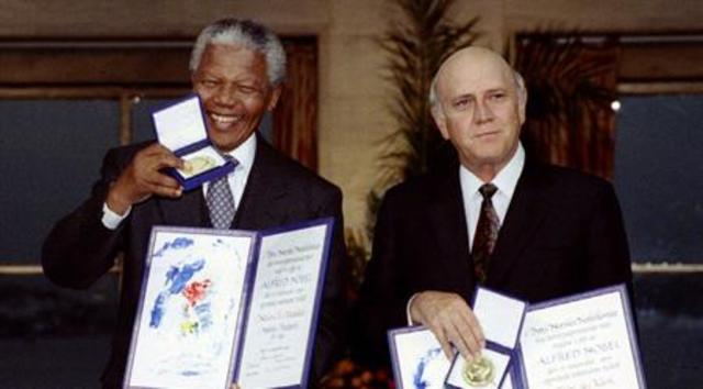 נלסון מנדלה זוכה בפרס נובל