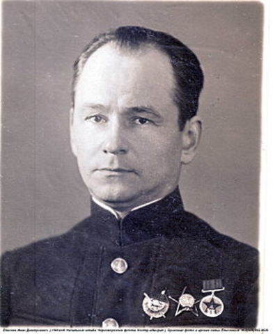 Контр-адмирал И. Д. Елисеев приказал открыть огонь по немецким самолётам,