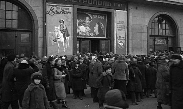 Началась эвакуация из Москвы населения, предприятий и учреждений.