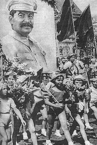 L'embrigadement des jeunnes dans les regimes totalitaires