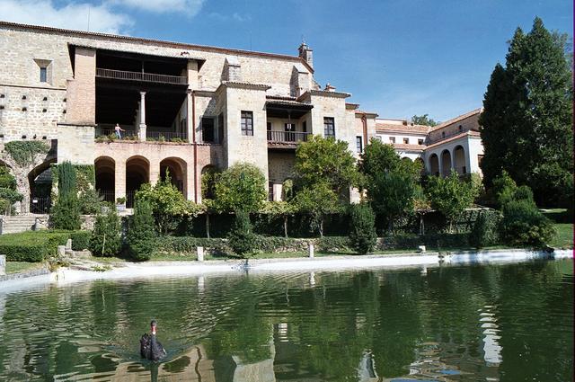 termino su reinado y se fue a yuste hasta que murio