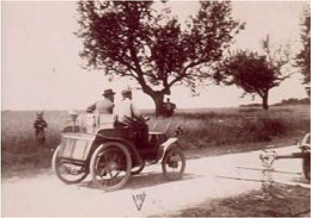 "Une des premières automobiles Mors"