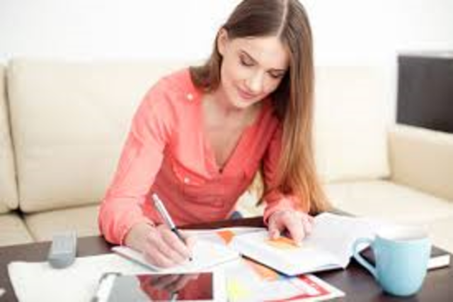 Anna E. Ticknor, hija de un profesor de la Universidad de Harvard,  fundó en Boston, en 1873 la Society for the Promotion of Study at Home