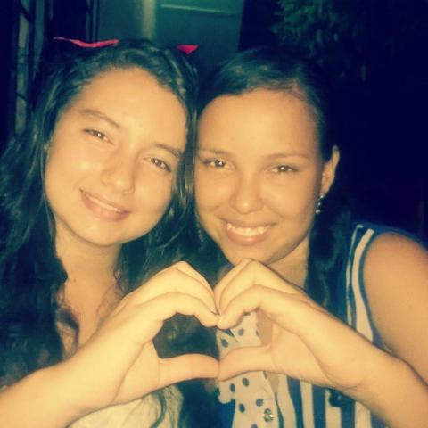 con una amiga molestando