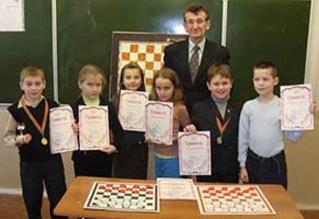 У нас в гимназии есть шашечная-школа .