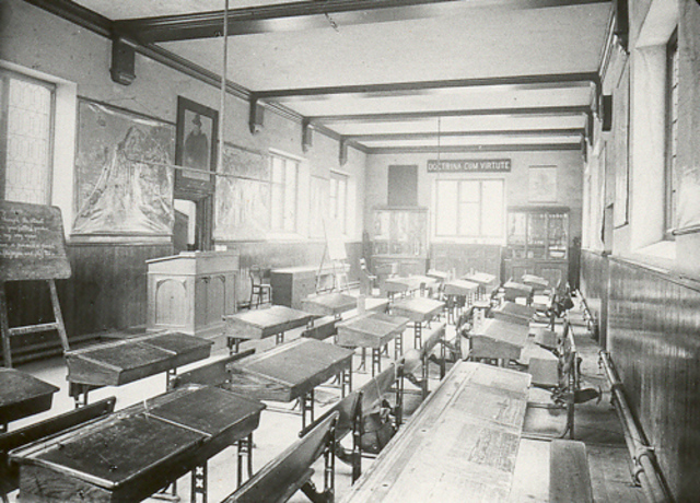 Wallace abandonó la escuala y comenzó su formación autodidacta.