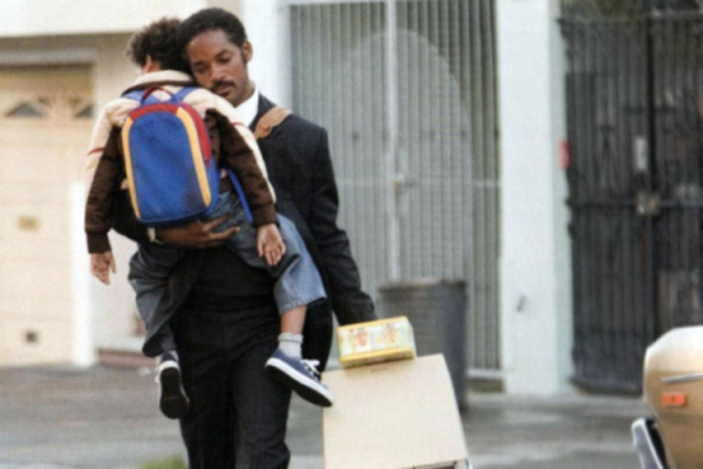 Empieza a cuiadra a su hijo