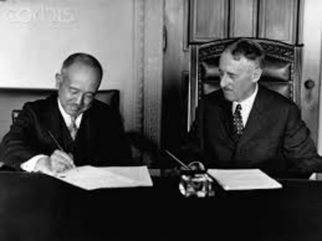 Japan signs Kellogg-Briand Pact