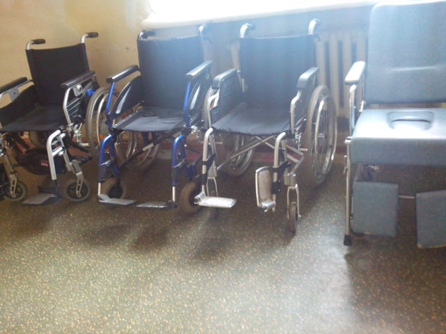 Отвёз посылку в госпиталь