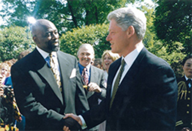 Vendió su participacipación en Garcher Rich and Co. y fundó Christopher Gardner International. Publicó su libro de Pursuit of Hapyness