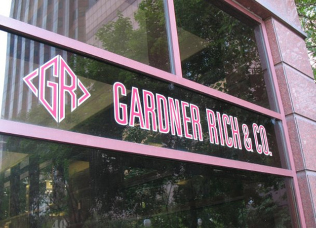 Se convierte en el dueño de Gardner Rich & Company