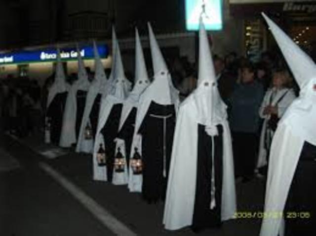 El señor Ruiz esta en su sitio en la procesión con otros socios de la cofriada.