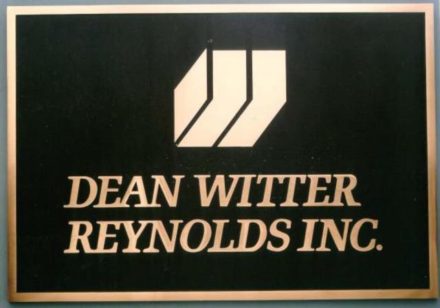 paso su examen para obtener la licencia y obtuvo empleo en Dean witter reynolds.