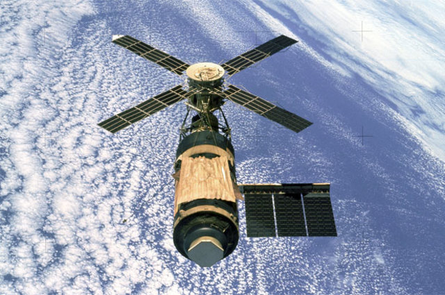 Skylab falls to earth.