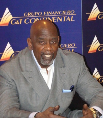 Por fin pasó su examen para obtener la licencia y obtuvo empleo en Dean Witter Reynolds.