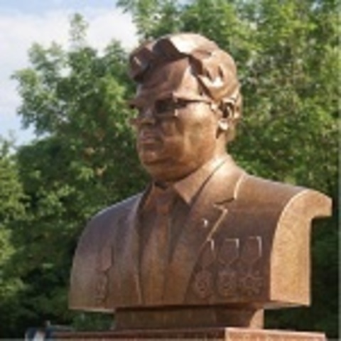 Памятник известному строителю и руководителю советской эпохи Юрию Даниловичу Чечину