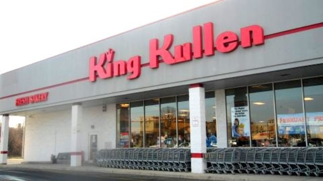 The first U.S. supermarket, King Kullen, opens