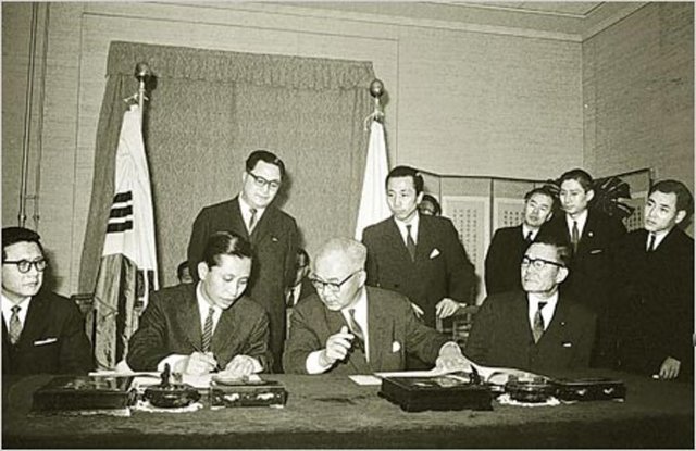 Japan signs treaty with China to respect its borders