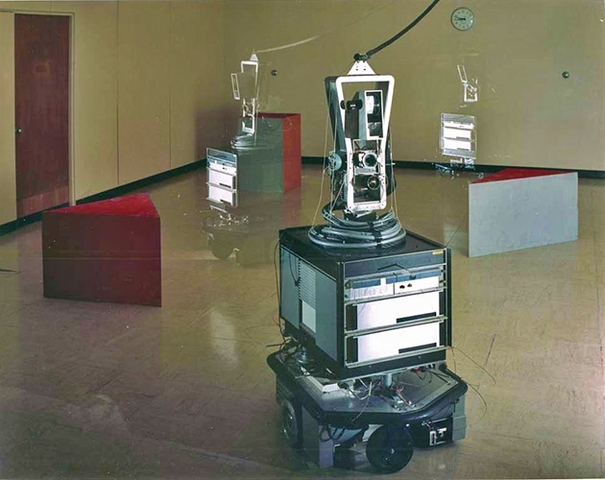 Первый мобильный робот, анализирующий команды и свои действия