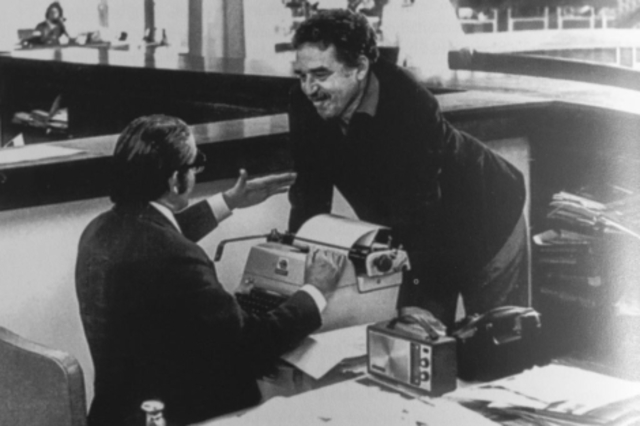 Inicia su trabajo como periodista