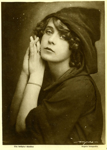 Kivilágos virradatig (regény). Feleségül veszi Simonyi Mária színésznőt.