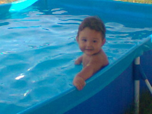 Curtindo a piscina na casa de vovó