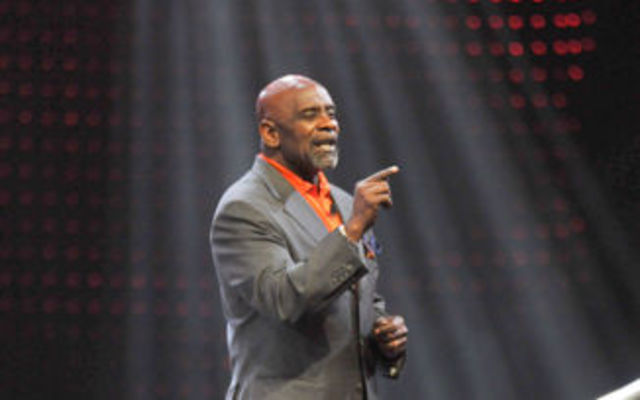 Director de su propia firma de corredores de bolsa.