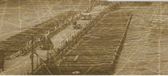 Германские войска захватывают мосты через Западную Двину.