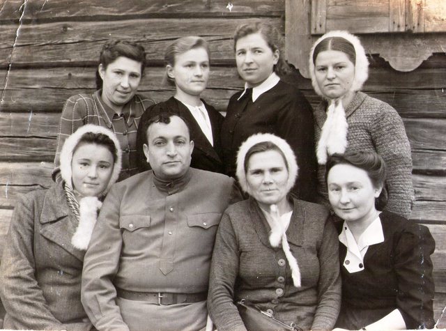 Первое фото послевоенного коллектива учителей Уречской семилетней школы