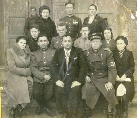 Коллектив учителей Уречской семилетней школы в гостях у воинской части