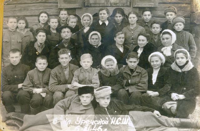 Совместное фото  учителей у учащихся 6 класса 06 ноября 1946 года