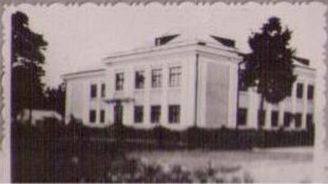 11 октября 1954 года школа переходит работать в восстановленное после войны здание