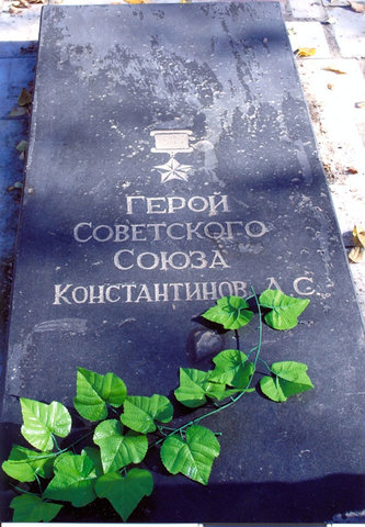 Трагически погиб. Похоронен в селе Большая Буконь Кокпектинского района Семипалатинской области. В 1990 году установлен памятник.