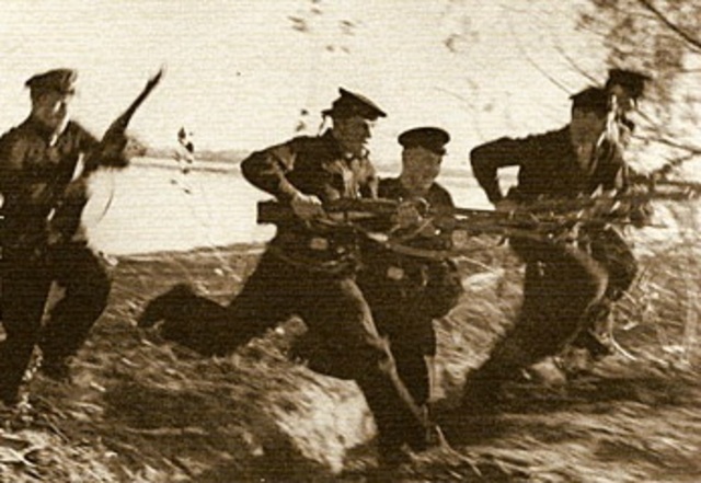 Совесткая артиллерия наносит предупредительный удар по германским войскам.