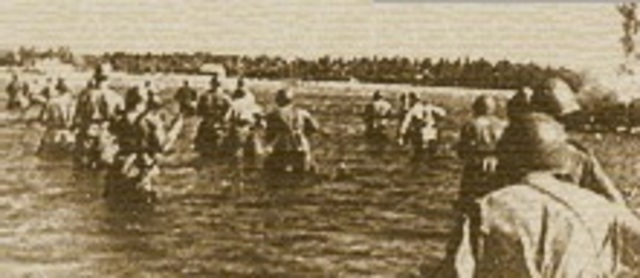 Начинается высадка морского десанта в районе Керчи.