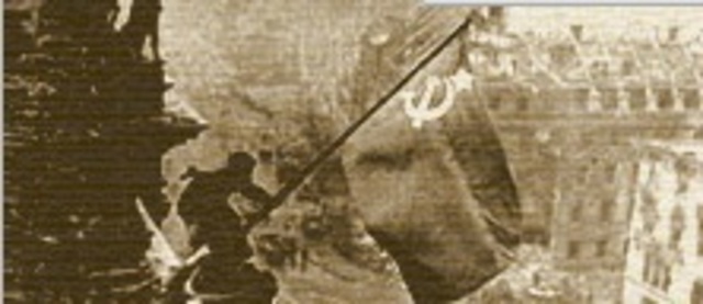 Советские солдаты воздружают красное знамя над куполом Рейхстага.