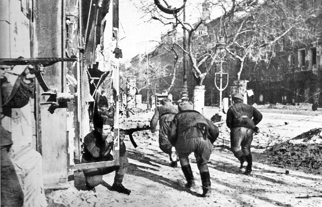 Советские войска окружили Будапешт