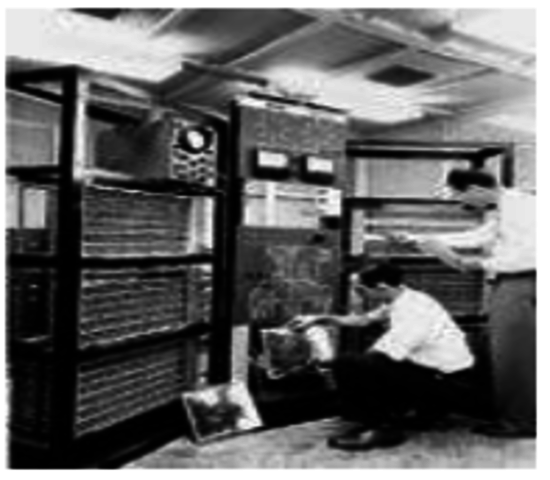 PRIMERA COMPUTADORA TRANSISTORIZADA