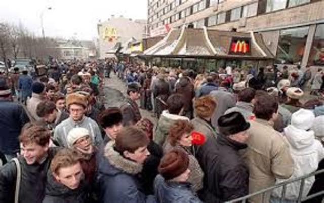 1st McDonalds opens in Moscow