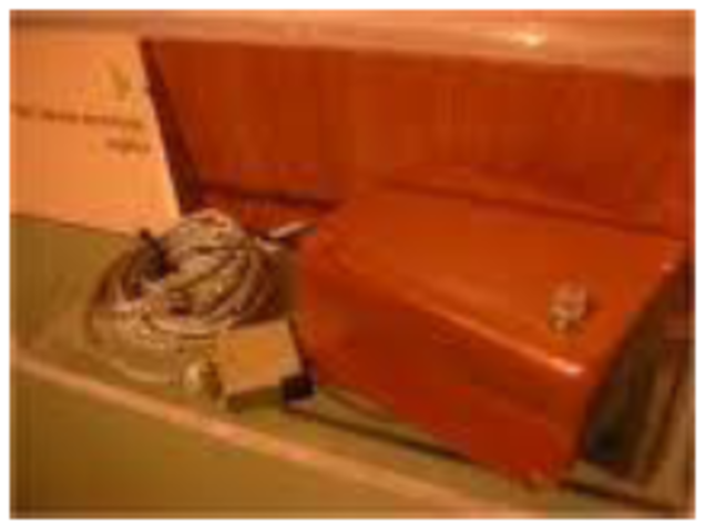 EL ALTO: PRIMERA ESTACION DE TRABAJO CON ENTRADA INTERNA PARA MOUSE.