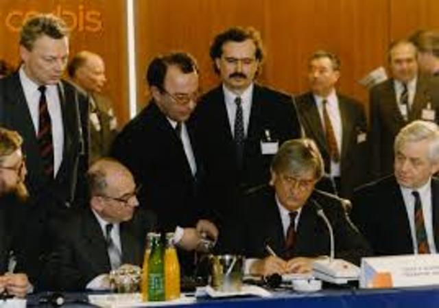 Warsaw Pact is dissolved