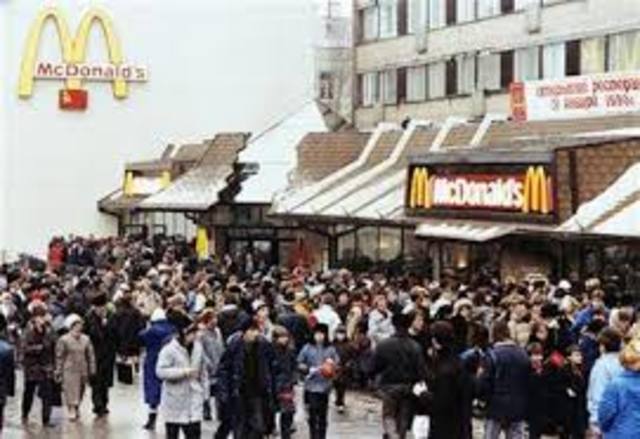 1st McDonalds opens in Moscow