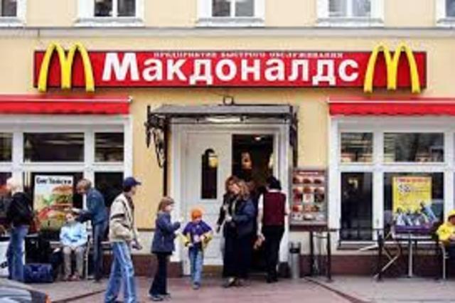 1st mcDonald's Restaurant opens in moscow