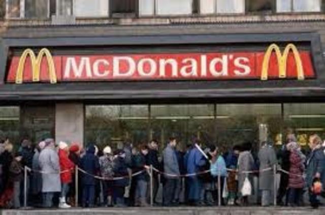 1st McDonalds opens in Moscow