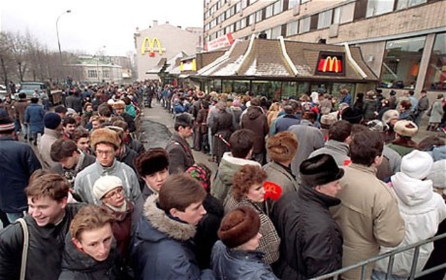 1st McDonalds opens in Moscow