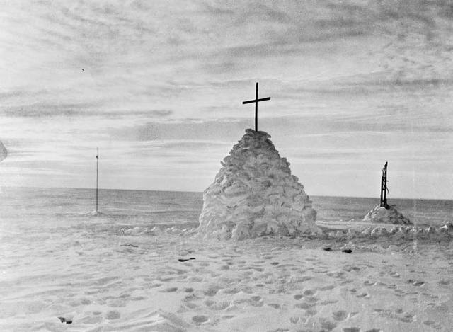 Scott and his crew die in Antarctica