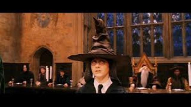 Harry Potter megkezdi a Roxfort Boszorkány- és Varázslóképző Szakiskolát