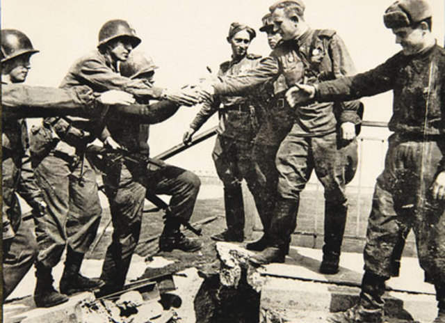 23 апреля войска 1-го Украинского фронта ворвались в Берлин с юга и вышли на реку Эльба, где встретились с подходившими с запада частями 1-й американской армией.