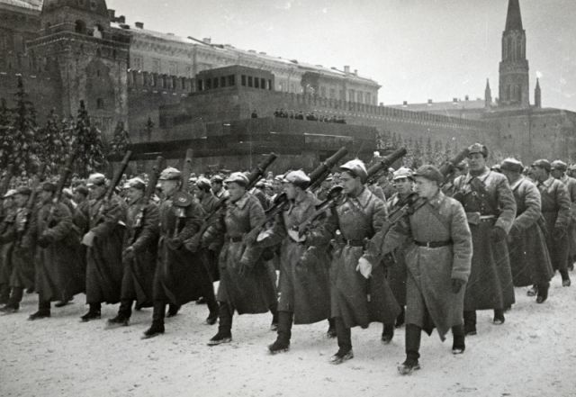 7 ноября 1941 проведение парада Советской армии на Красной площади, сразу после которого советские войска уходили на фронт, который проходил за несколько десятков километров от столицы.